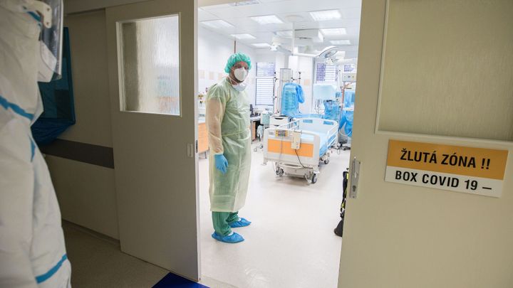 V Česku dnes k 18:00 přibylo přes 6800 případů covidu-19, rekordní je i počet úmrtí