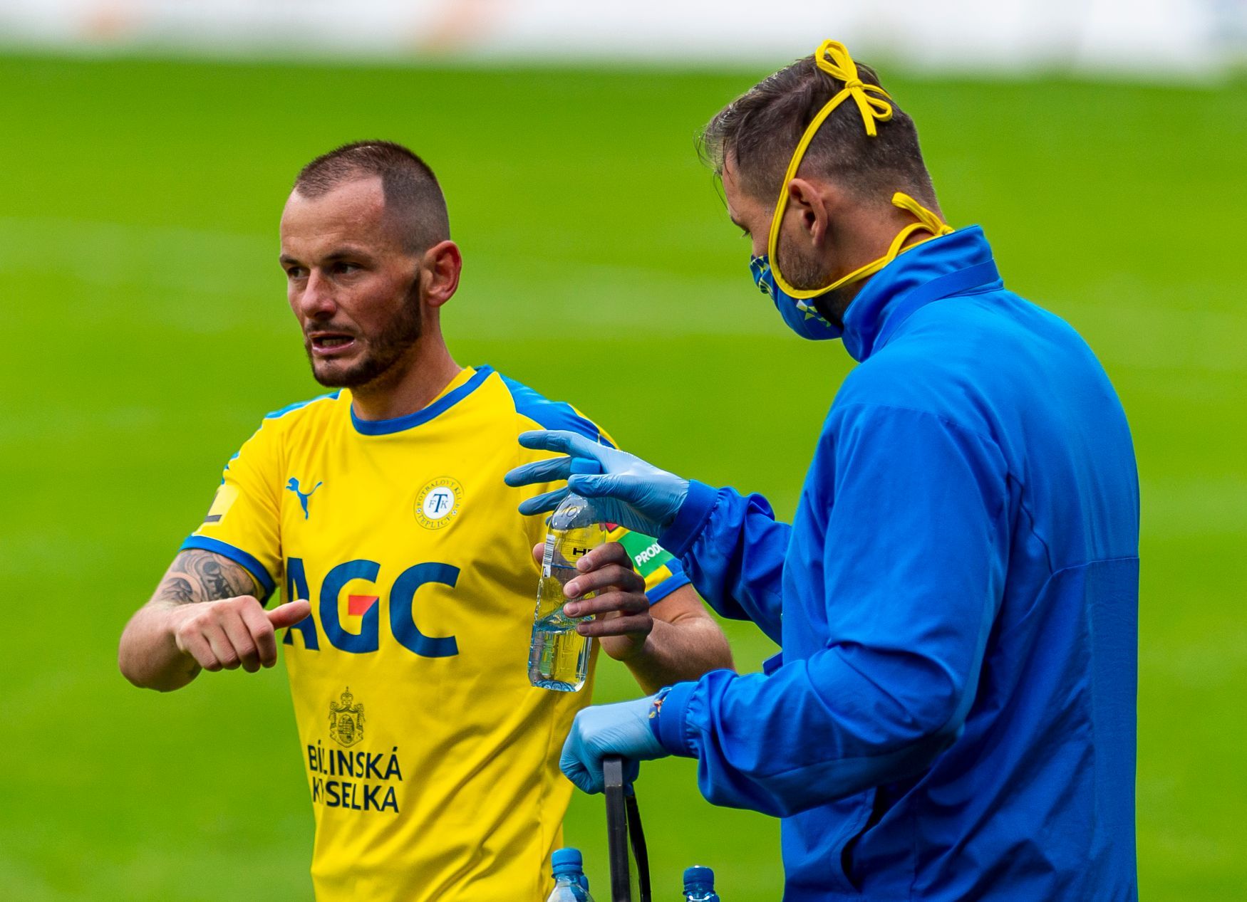 Pavel Moulis z Teplic a fyzioterapeut Peter Hečko v zápase 23. kola první ligy Teplice - Liberec.