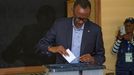 Rwandský prezident Kagame v Kigali odevzdává svůj hlas v prezidentských volbách.