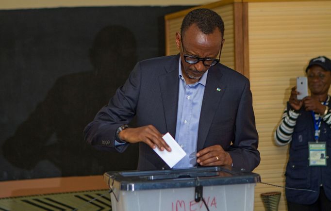 Rwandský prezident Kagame v Kigali odevzdává svůj hlas v prezidentských volbách.