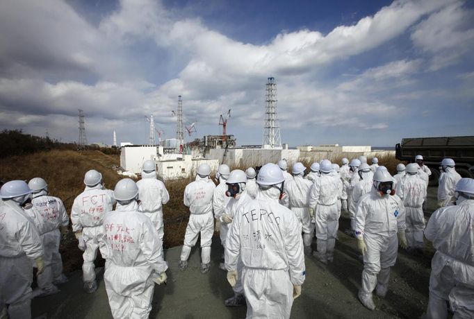 Members of the media wearing protective suits and masks are escorted by TEPCO employees at Tokyo Electric Power Co. (TEPCO)'s tsunami-crippled Fukushima Daiichi nuclear power plant in Fukushima prefecture in this February 20, 2012 file photo. Decommissioning Japan's tsunami-devastated Fukushima Daiichi nuclear plant will take decades, require huge injections of human and financial capital and rely on yet-to-be developed technologies. To match Insight JAPAN-FUKUSHIMA/ REUTERS/Issei Kato/Files (JAPAN - Tags: DISASTER ENVIRONMENT BUSINESS POLITICS) Published: Bře. 5, 2013, 10:25 odp.