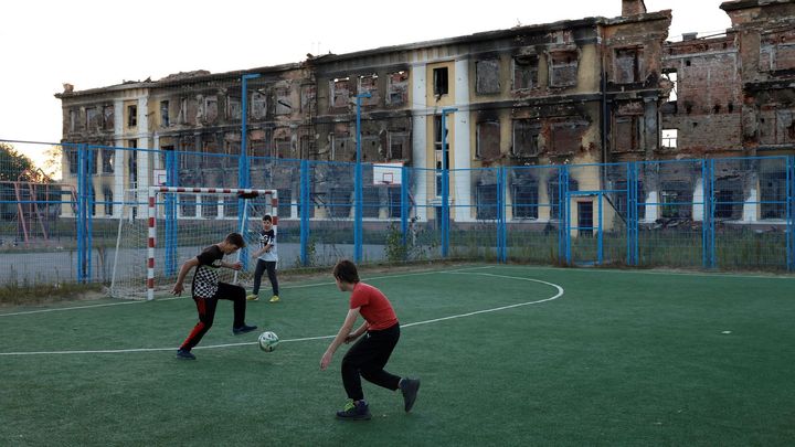 Čech, který pomáhá na Ukrajině: Rusové ve školách hrozili dětem, že přijdou o rodiče; Zdroj foto: Reuters