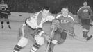 MS 1959, Československo-Kanada. Miroslav Vlach (vpravo) a Kanaďan Denis Boucher na mistrovství světa a Evropy na Zimním stadionu v Praze 1959.