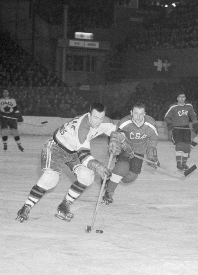 MS 1959, Československo-Kanada. Miroslav Vlach (vpravo) a Kanaďan Denis Boucher na mistrovství světa a Evropy na Zimním stadionu v Praze 1959.