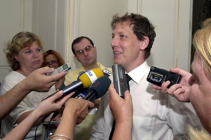 Stanislav Gross během zasedání poslaneckého klubu ČSSD 20. 7. 2004.