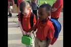 Malý autista se první školní den rozbrečel, utěšil ho kamarád. Jejich fotka je hitem