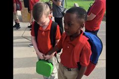 Malý autista se první školní den rozbrečel, utěšil ho kamarád. Jejich fotka je hitem