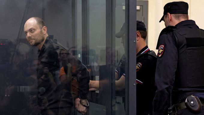 Ruský opoziční politik Vladimir Kara-Murza u soudu v Moskvě na snímku z 31. července 2023, na němž ho policisté odvádějí v poutech.