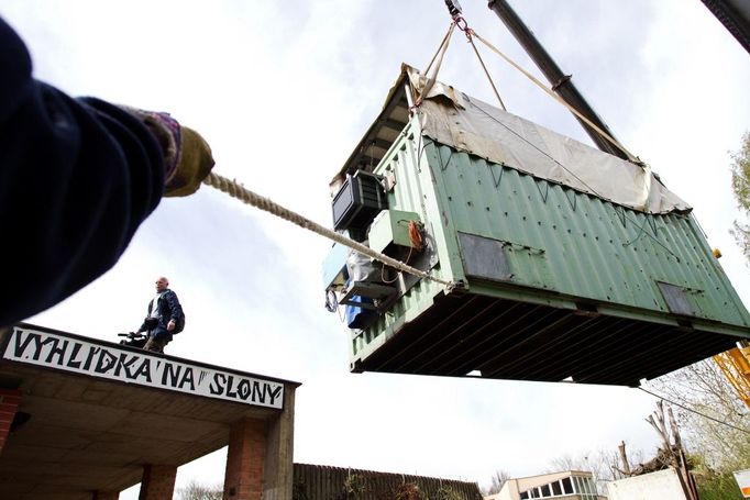 Vyhlídka na přesun slonů... Ani před zprovozněním vyhlídky a kamer ale návštěvníci nebudou o pohled na slony ochuzeni - od května je budou moci pozorovat při jejich vycházkách v novém výběhu, který bude v budoucnu sloužit jako samostatný výběh pro sloní samce.