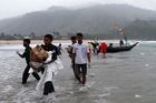 Barmští záchranáři pátrají po obětech letecké nehody, z moře vytáhli už 62 těl