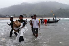 Barmští záchranáři pátrají po obětech letecké nehody, z moře vytáhli už 62 těl