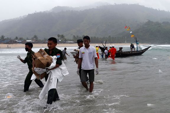 Barmští záchranáři vytahují trosky z moře poté, co se zřítilo letadlo.