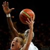 Česká basketbalistka Kateřina Elhotová střílí ač obtěžována Angolku Luisu Tomasovou v utkání skupiny A na OH 2012 v Londýně.