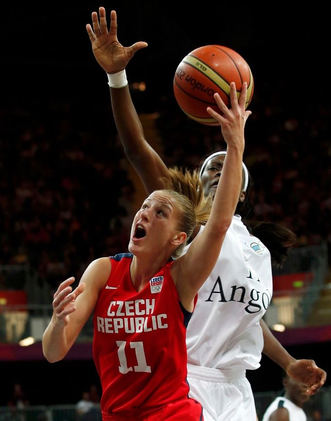 Česká basketbalistka Kateřina Elhotová střílí ač obtěžována Angolku Luisu Tomasovou v utkání skupiny A na OH 2012 v Londýně.