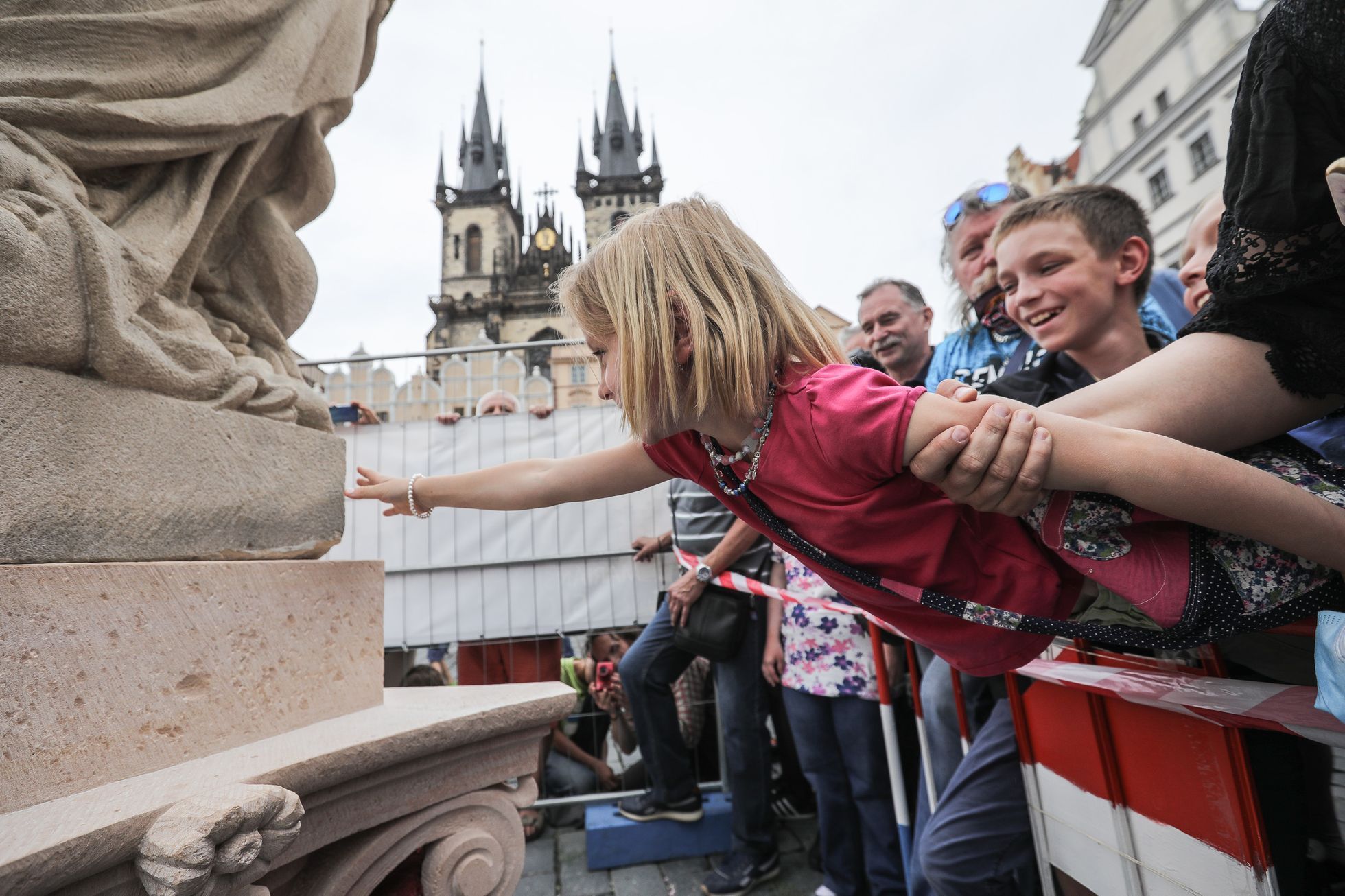 Stavba Mariánský sloup, Staroměstské náměstí, sochař Petr Váňa