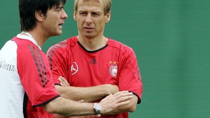 Jürgen Klinsmann a Joachim Loew se radí na tréninku v Berlíně.