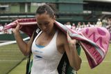 Nasazená dvojka Jelena Jankovičová se loučí s Wimbledonem už ve čtvrtém kole.