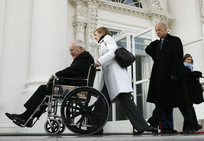 Odstupující viceprezident Dick Cheney musel inaugurační ceremoniál absolvovat na kolečkovém křesle. Při stěhování z Bílého domu si poranil záda. Za ním kráčí nastupující viceprezident Joe Biden.