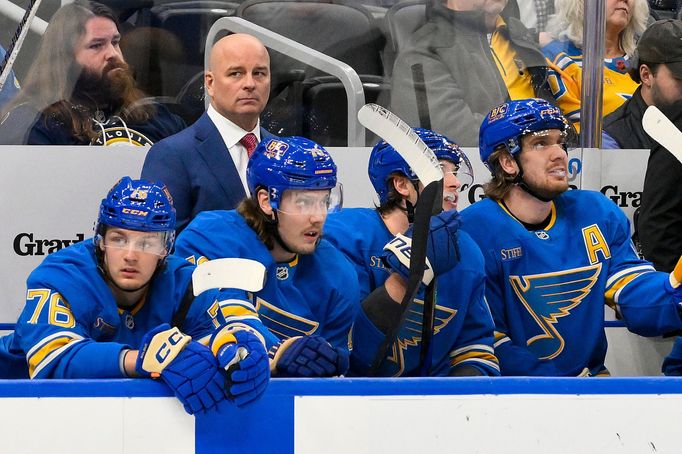 Trenér Jim Montgomery na střídačce St. Louis