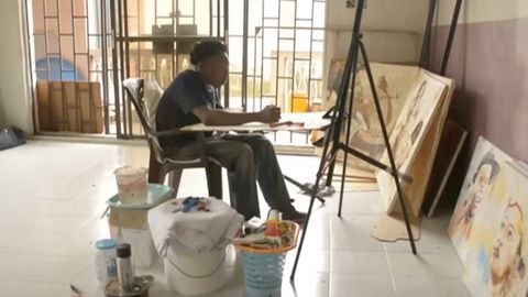 Umělec maluje obrazy pomocí kávy. Kus stojí v přepočtu 6 tisíc
