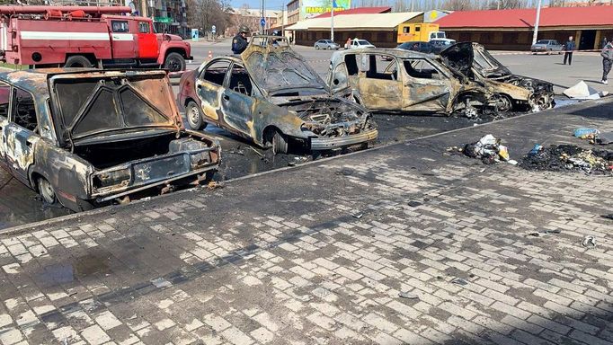 Nádraží ve městě Kramatorsk na východě Ukrajiny zasáhly ruské střely. Zemřely desítky lidí.