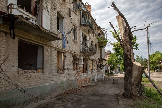 Město Orichiv na jihovýchodě Ukrajiny. Rusové jsou odtud jen pár kilometrů, město rok denně ostřelují a z původních obyvatel jich tu zbyla jen hrstka.