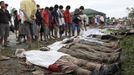 Bodies of flash flood victims lie on the ground as villagers look for their missing relatives after Typhoon Bopha hit New Bataan in Compostela province, southern Philippines December 5, 2012. Bopha, the Philippines' strongest typhoon this year, was headed towards tourist destinations on Wednesday after hitting a southern island, destroying homes, causing landslides and killing at least 82 people, but many more are reported dead and missing. REUTERS/Stringer(PHILIPPINES - Tags: DISASTER ENVIRONMENT TPX IMAGES OF THE DAY) Published: Pro. 5, 2012, 5:48 dop.