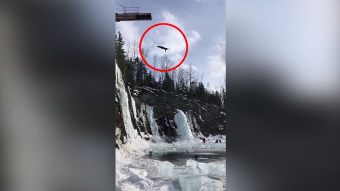 Kanaďanka podnikla 22 metrový skok do zamrzlého jezera