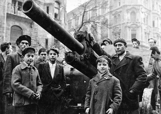 Historický snímek z maďarského povstání proti sovětské diktatuře, které se odehrálo v roce 1956