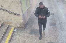 Poznáte muže na videu? Drze obral zaneprázdněnou ženu, přišla o mobil za 25 tisíc