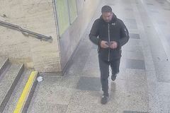 Poznáte muže na videu? Drze obral zaneprázdněnou ženu, přišla o mobil za 25 tisíc