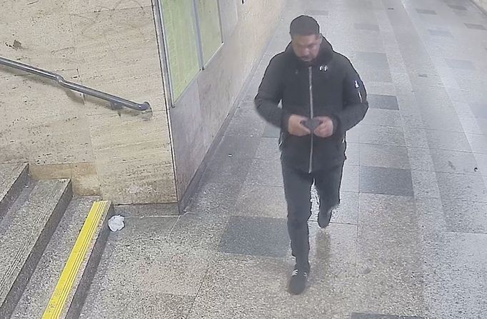 Brněnští policisté pátrají po pachateli, který v podchodě k nástupišti na hlavním nádraží okradl mladou ženu. Využil situace, kdy mířila na vlak a měla plné ruce.