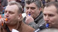 Před úřad vlády přišli premiérovi Topolánkovi zapískat skláři. Stěžovali si, že jim vláda nepomáhá.