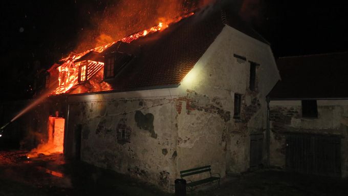 Požár zámku v Plumlově.