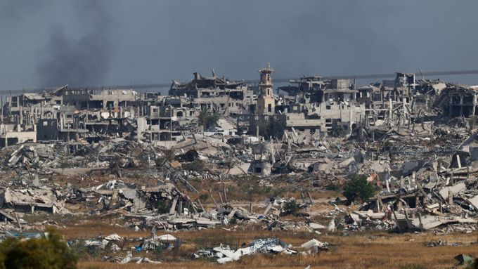 Od počátku války bylo v Pásmu Gazy podle tamního ministerstva zdravotnictví spravovaného Hamásem zabito více než 52 tisíc Palestinců. Snímek trosek Gazy je z úterý.
