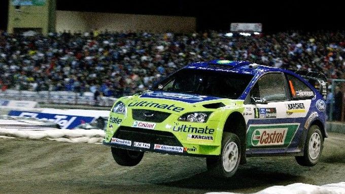 Finský jezdec Mikko Hirvonen s Fordem Focus RS v průběhu Argentinské rallye.