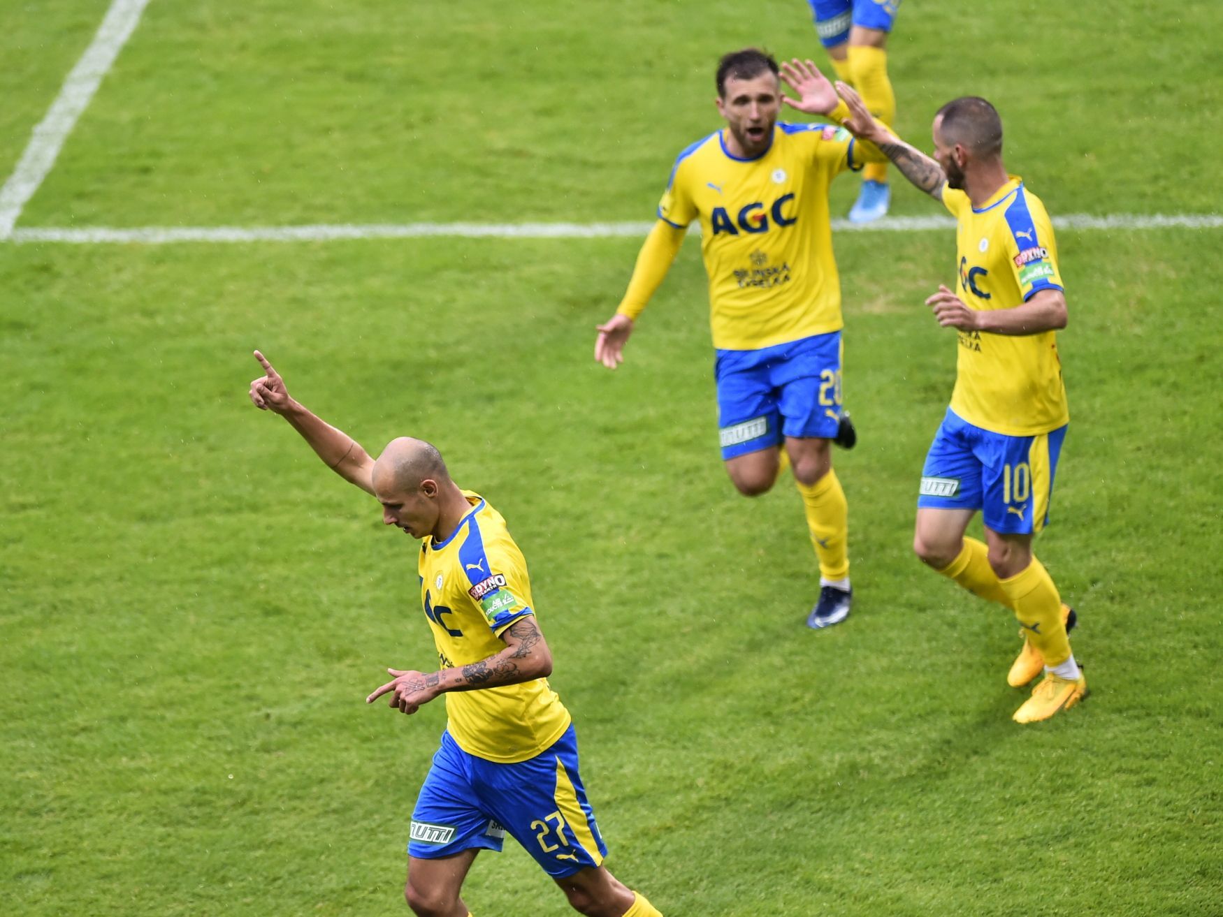 Hráči Teplic se radují z prvního gólu, který dal Tomáš Kučera (vlevo) v zápase 23. kola první ligy Teplice - Liberec.
