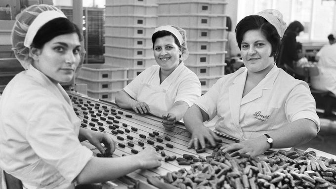 Na ilustračním snímku jsou přistěhovalkyně pracující v továrně na čokoládu ve švýcarském Curychu, 1970.