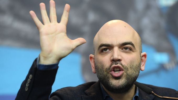 Italský novinář a spisovatel Roberto Saviano je hostem frankfurtského veletrhu navzdory své rodné zemi.