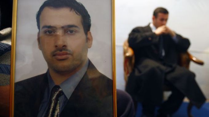 Portrét novináře Muntazara Zajdího, vystavený v bytě jeho bratra.