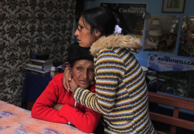 Marathon runner Gladys Tejeda (R), the first Peruvian athlete who qualified for the 2012 London Olympic Games, embraces her mother Marcelina Pucuhuaranga at her home in the Andean province of Junin May 13, 2012. A private company will take Pucuhuaranga, 69, to London as part of the "Thank you Mom" program. For Pucuhuaranga, who received her first passport, it will be the first time travelling out of Peru. The program will take about 120 mothers of different athletes around the world to attend the games. Tejeda, the youngest of nine children, returned to her hometown to visit her mother and to focus on training where she will run more than 20 km every day in the highlands (over 4,105 meters above sea level). Picture taken May 13, 2012. REUTERS/Pilar Olivares(PERU - Tags: SPORT ATHLETICS OLYMPICS) Published: Kvě. 17, 2012, 5:58 odp.