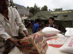 Dobrovolníci nakládají potravinovou pomoc pro lidi postižené zemětřesením v Batanu.