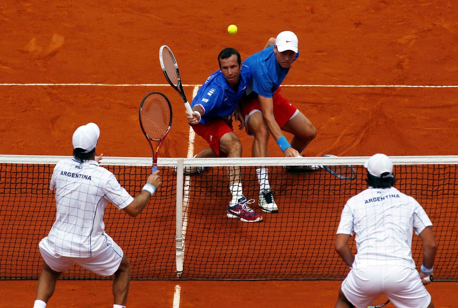 Čeští tenisté Tomáš Berdych a Radek Štěpánek ve čtyřhře semifinálového utkání Davis Cupu s Argentinci Eduardem Schwankem a Carlosem Berlocqem.