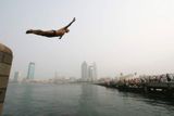 65-ti letý Čang Čchüan-tchung skáče do vody Chuang-Chajského jezera ve východočínské provincii Šan-tung, 29. července 2007. Čang spolu s dalšími čtyřmi lidmi plánují oslavit Olympijské hry v Pekingu 2008 dvě stě osmi skoky do vody přesně v den zahajovacího ceremoniálu Her.