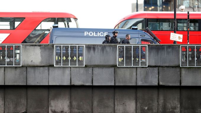 Britští policisté zasahují na London Bridge.
