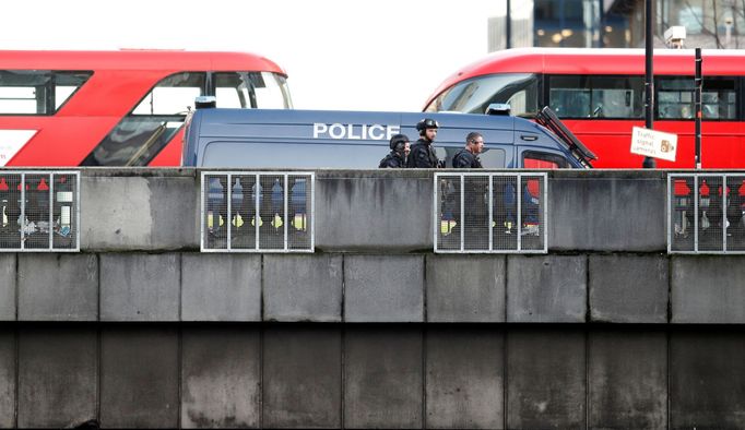 Britští policisté zasahují na London Bridge.