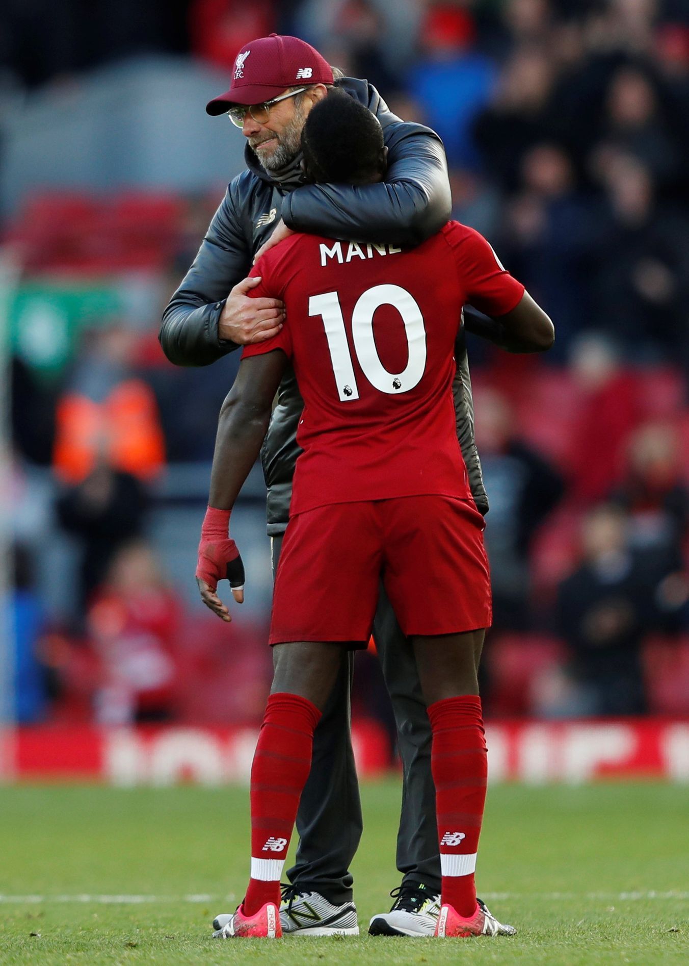 Jürgen Klopp a Sadio Mané se radují z vítězství Liverpoolu