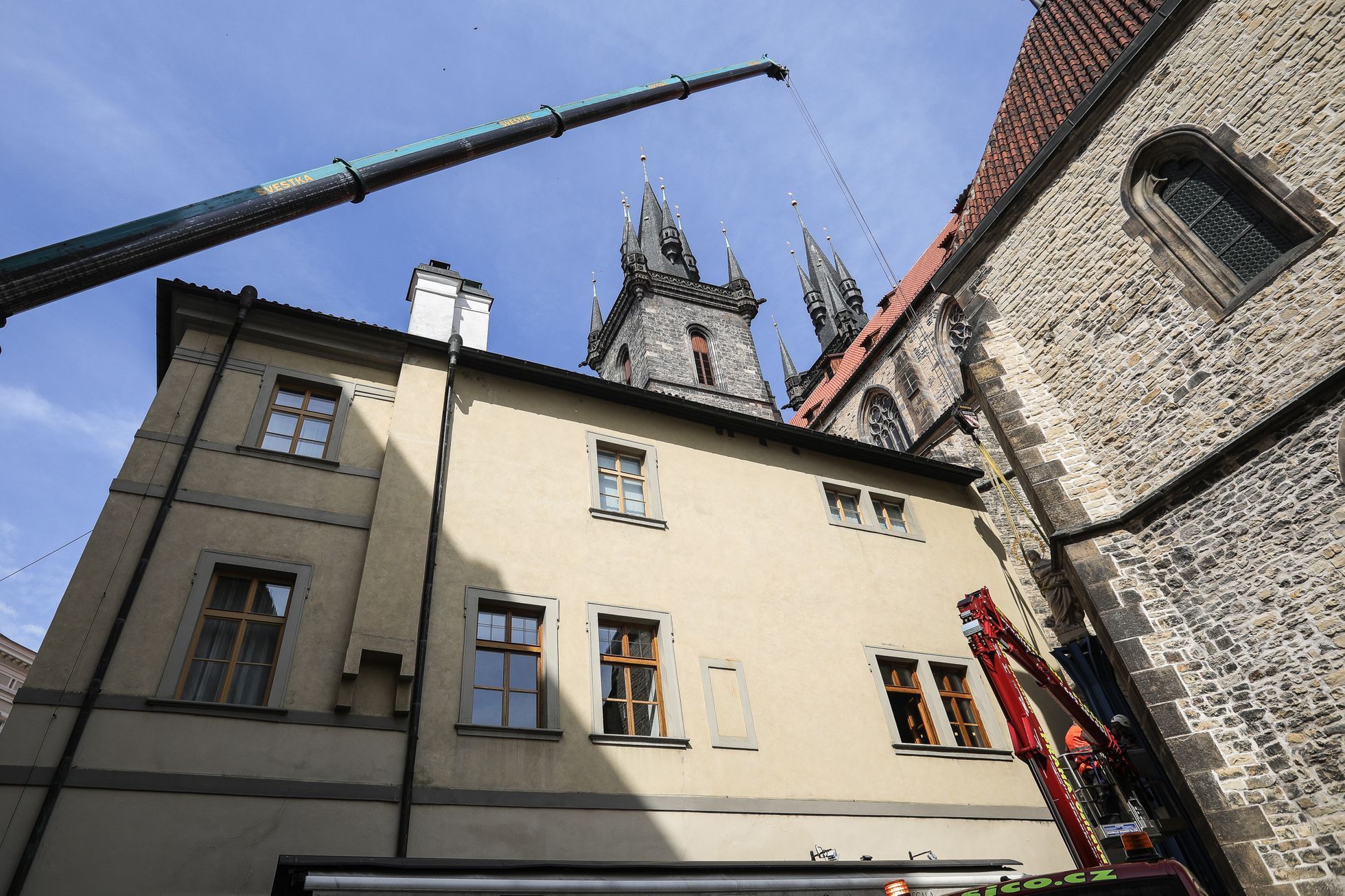 Stavba Mariánský sloup, Staroměstské náměstí, sochař Petr Váňa