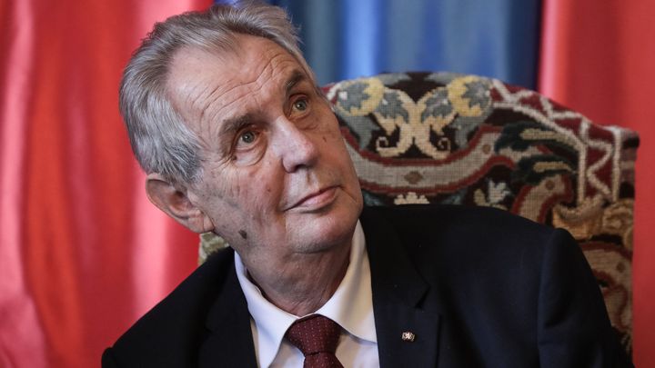 Zeman nebude muset hlásit schůzky s lobbisty. Vláda ho ze zákona v tichosti škrtla