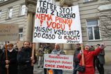 Před krajský úřad dorazili protestovat například starostové Kolína, Benešova, Roztok u Prahy, Kralup nad Vltavou na Mělnicku či Vlašimi na Benešovsku.